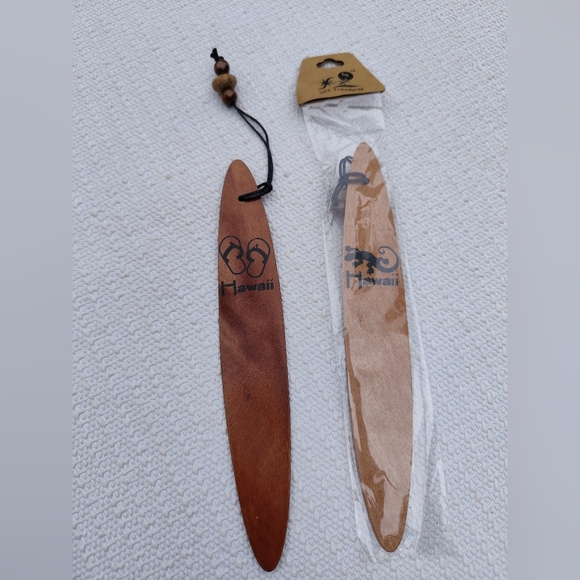 3/$20💗Set of 2 Hawaiian Islands Carved Wood Bookmarks - Picture 2 of 4